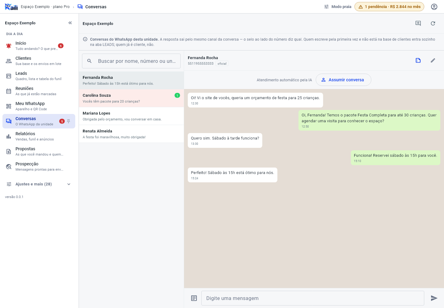 Conversa aberta, com as mensagens do cliente à esquerda, as respostas à direita e o campo de digitar embaixo