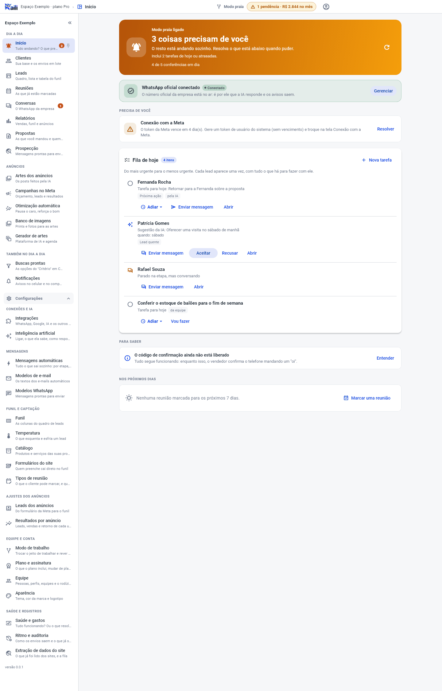 O menu inteiro do administrador no Modo praia: Dia a dia (Início, Clientes, Leads, Reuniões, Conversas, Relatórios, Propostas, Prospecção), Anúncios, Também no dia a dia e, aberta, a camada Configurações com os grupos Conexões e IA, Mensagens, Funil e captação, Ajustes dos anúncios, Equipe e conta e Saúde e registros