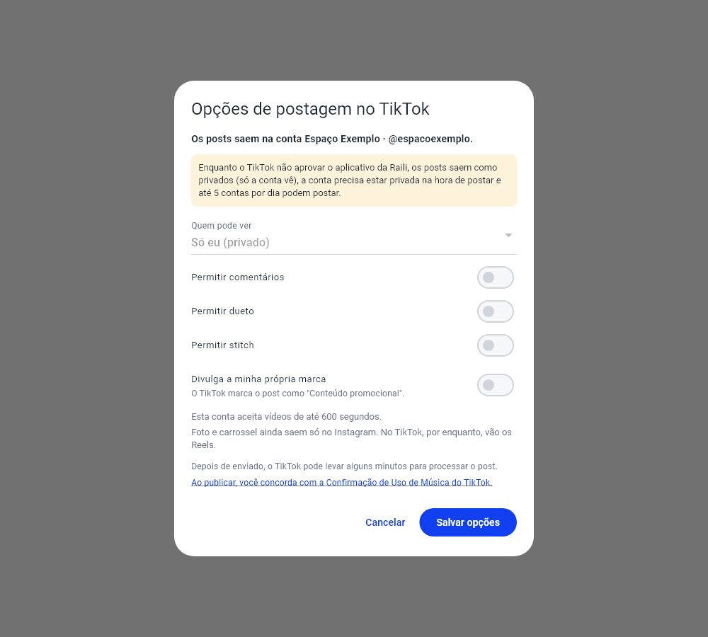 Janela Opções de postagem no TikTok com a conta que vai postar, o aviso dos posts privados, Quem pode ver em Só eu (privado), as chaves Permitir comentários, Permitir dueto, Permitir stitch e Divulga a minha própria marca, a duração máxima do vídeo e a confirmação de uso de música